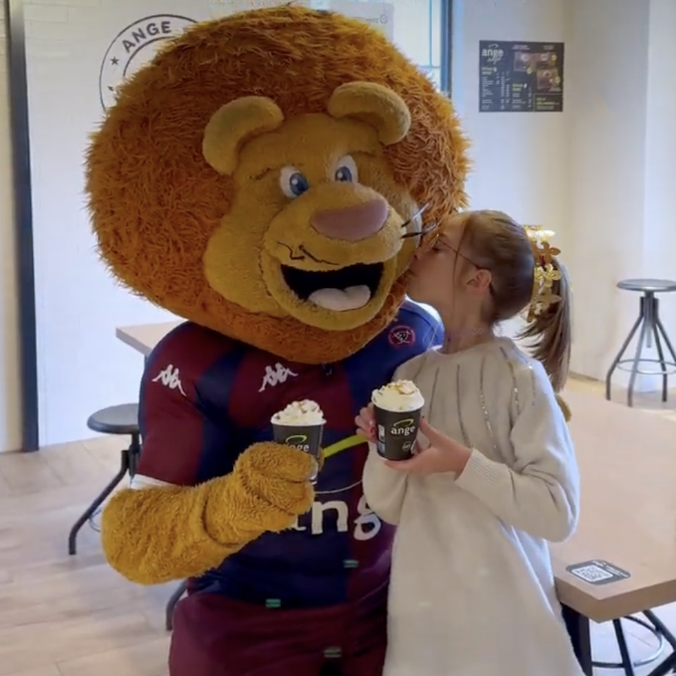 Léo de l&rsquo;UBB en tournée chez Ange à Bordeaux ! 🦁👑