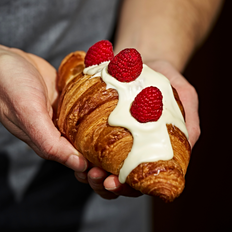 Le croissant fourré framboise
